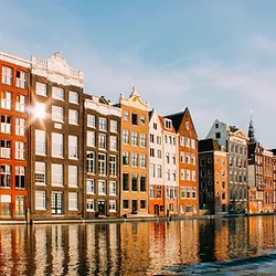 A row of buildings on the water 's edge.